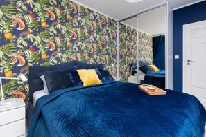3 habitaciones, escritorio y tabla de planchar con plancha