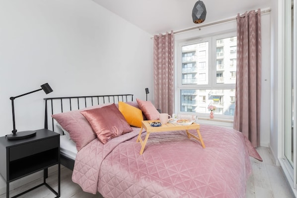 3 bedrooms, desk, iron/ironing board, travel crib