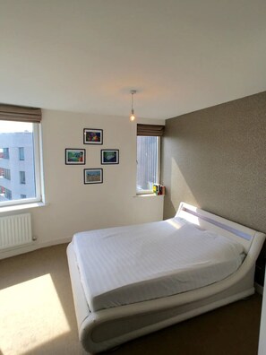 2 bedrooms, iron/ironing board, WiFi, bed sheets - Luxury 2 Bed Penthouse Apartment near station (London)