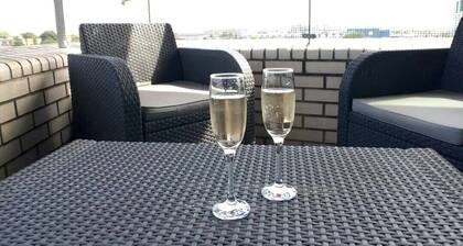 Modern Penthouse w/Balcony & Secure Parking – Near Station