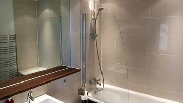 Ensemble douche/baignoire, sĂšche-cheveux, serviettes fournies