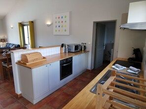 Jääkaappi, mikroaaltouuni, uuni, liesi