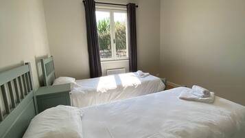 4 slaapkamers, een strijkplank/strijkijzer, internet, beddengoed