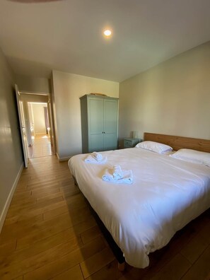 4 makuuhuonetta, silitysrauta/-lauta, internet, vuodevaatteet