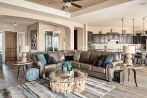 Fernseher, Kamin, Arbeitsbereiche