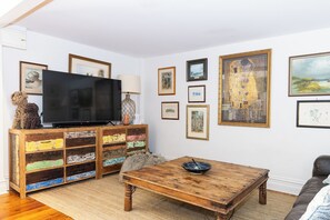 Smart TV, fireplace, DVD player - Luxury mansion loft by the beach (St kilda west)