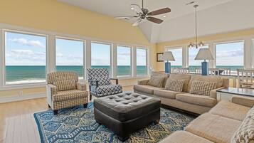 Una televisión, un reproductor de DVD, una videoteca