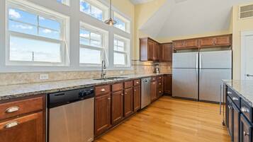 Geladeira, micro-ondas, fogão, cooktop