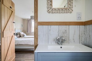 4 bedrooms, iron/ironing board, travel crib, free WiFi - Glebe Cottage, Little Petherick, near Padstow (Little Petherick)