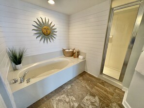 Ensemble douche/baignoire, baignoire à jets, sèche-cheveux