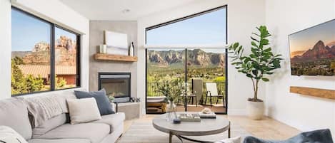 Smart TV, chimenea, videojuegos