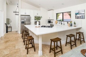 Wasserkocher mit Kaffee-/Teezubehör, Kühlschrank, Mikrowelle, Ofen