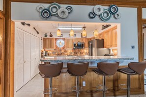 Fridge, microwave, oven, stovetop - Cozy Cottage on a golf course (Missouri City)