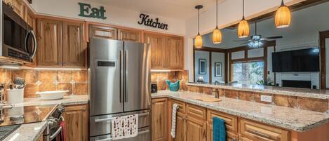 Jääkaappi, mikroaaltouuni, uuni, liesi