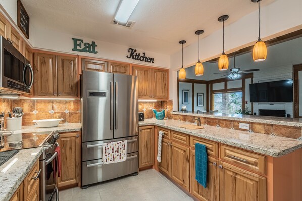 Refrigerador, microondas, horno y parrilla de estufa 