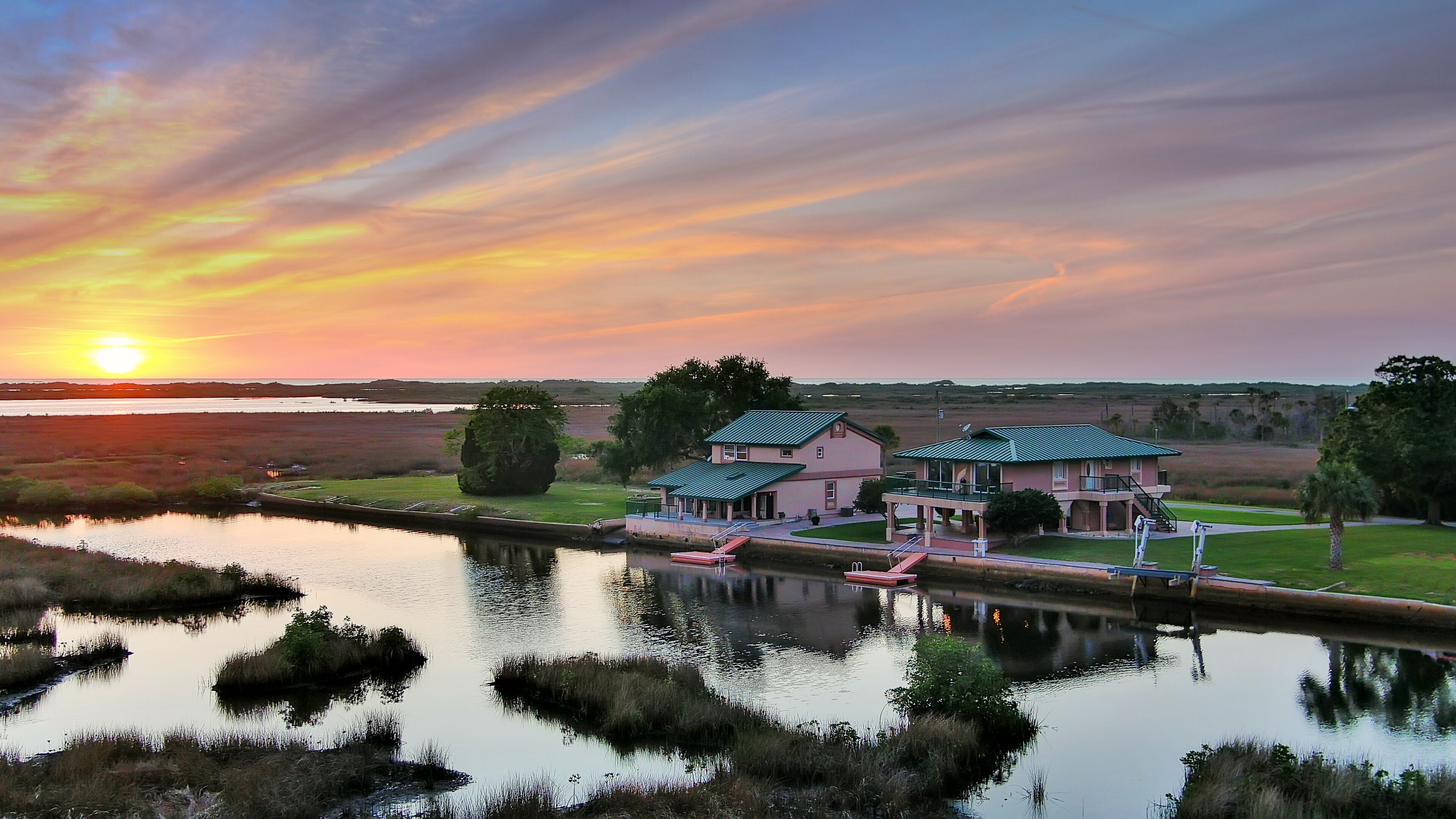 Cozy 3 BR Waterfront Vacation Home For Your Fishin Adventures!