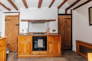 雪櫃、微波爐、焗爐、爐具