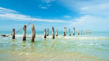 在海滩、沙滩椅、沙滩毛巾