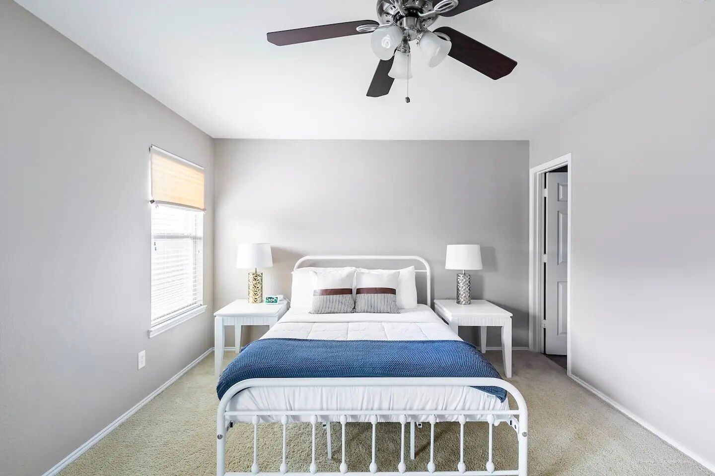 3 chambres, bureau, fer et planche à repasser, lit parapluie