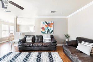 تلفزيون ذكي، مدفأة، ألعاب فيديو، مشغل دي في دي