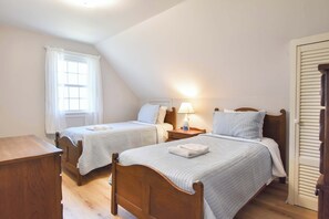 5 bedrooms, iron/ironing board, WiFi, bed sheets