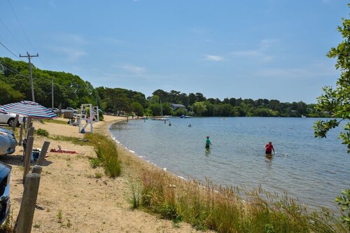 Minutes to Bayside Beaches, Dogs Welcome!