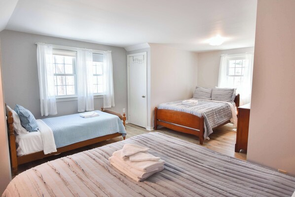 5 bedrooms, iron/ironing board, WiFi, bed sheets