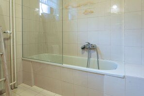 Duschwanne, Haartrockner, Handtücher, Seife