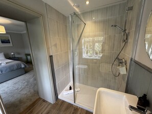 Combined shower/tub, hair dryer, towels - Montpellier House, Centrally Located, Pet Friendly (Henley-On-Thames)