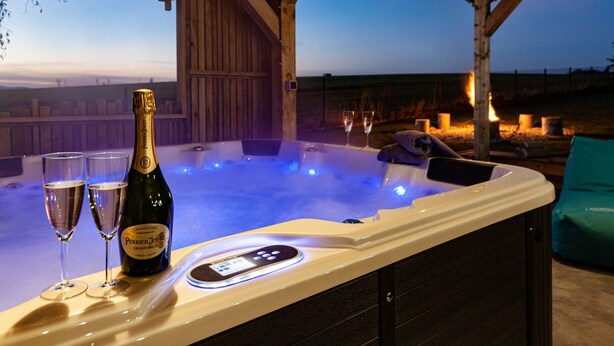 A hot tub with a control panel, two champagne glasses, and a bottle of Perrier Jouer on a wooden deck. - Fr Dlant Mcmp525 in Fr Dlant nad Ostravic (Frydlant nad Ostravici)