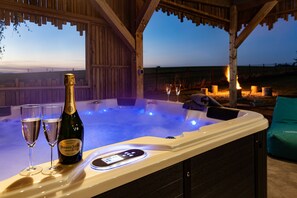 A hot tub with a control panel, two champagne glasses, and a bottle of Perrier Jouer on a wooden deck. - Fr Dlant Mcmp525 in Fr Dlant nad Ostravic (Frydlant nad Ostravici)