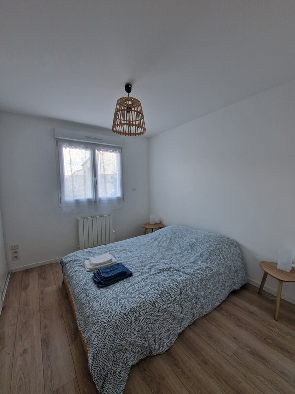 1 bedroom, bed sheets