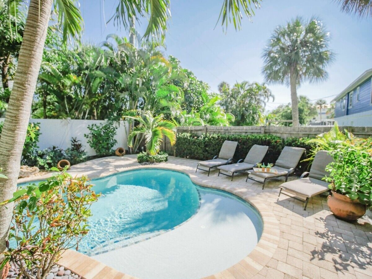 Villa Verde-4 bedroom with private pool with restaurants and boutiques nearby