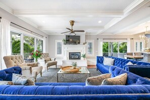 Smart TV, fireplace - Paradise Point-5 bedroom luxury with private pool across the street from beach (Anna Maria)