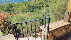 Eine Holzterrasse mit Steintreppen zu einer Aussichtsplattform.
