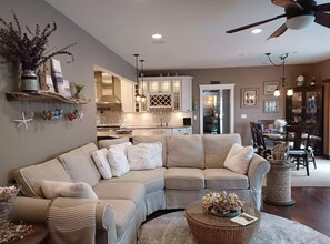 Smart TV, caminetto, impianto stereo, stampante