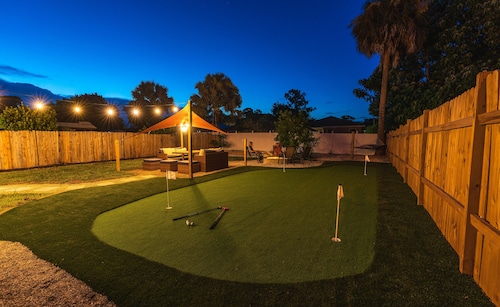 "Golfers Paradise" Updated house with HUGE backyard, mini golf, fire pit,Hammock