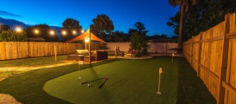 "Golfers Paradise" Updated house with HUGE backyard, mini golf, fire pit,Hammock