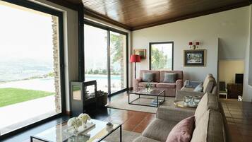 Smart TV, fireplace, table tennis