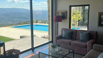 Smart TV, chimenea y tenis de mesa