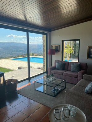 TV connectée, cheminée, table de tennis de table