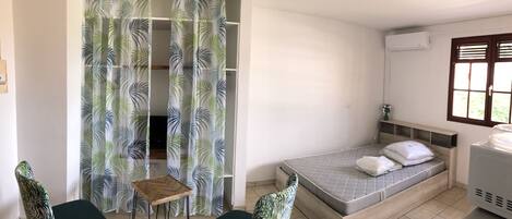 Bügeleisen/Bügelbrett, Reisekinderbett, kostenloses WLAN, Bettwäsche