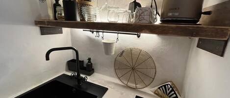 Kühlschrank, Ofen, Herdplatte, Wasserkocher mit Kaffee-/Teezubehör