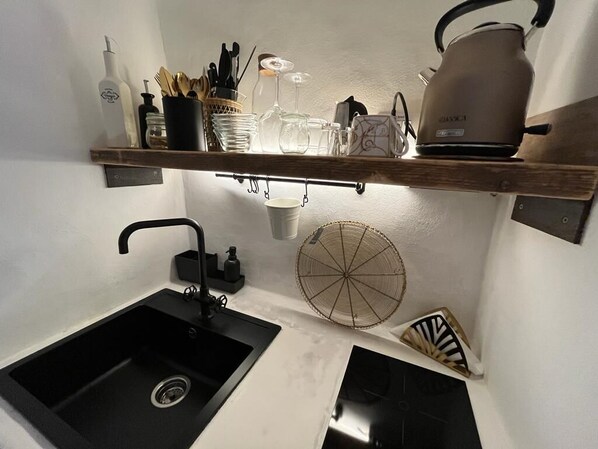 Kühlschrank, Ofen, Herdplatte, Wasserkocher mit Kaffee-/Teezubehör