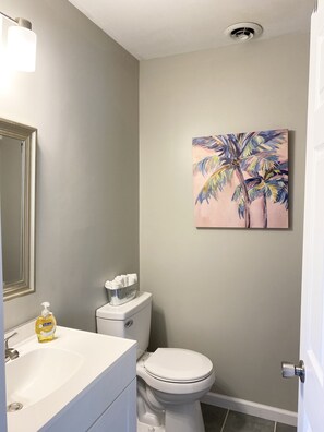 Badewanne, Handtücher, Toilettenpapier