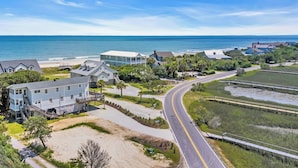 Une zone résidentielle côtière avec des maisons, une route sinueuse et une plage.
