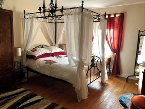 3 bedrooms, desk, iron/ironing board, travel crib