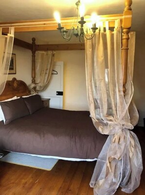 3 habitaciones, escritorio y tabla de planchar con plancha