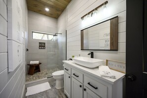 Bathtub, hair dryer, towels - Moonstone Creek - 2 bed|2.5 bath|Bunk|Game Room (Broken Bow)