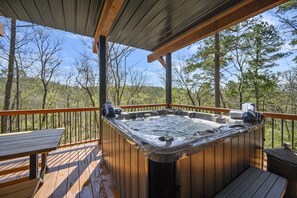 Outdoor spa tub - Moonstone Creek - 2 bed|2.5 bath|Bunk|Game Room (Broken Bow)
